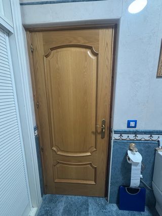 Puerta de madera de paso