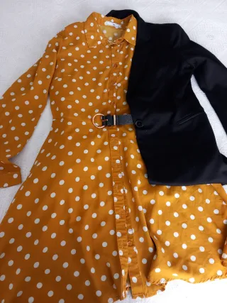 Vestido color mostaza con lunares blancos.