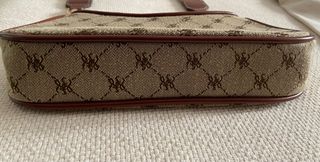 Bolso de hombro con monograma