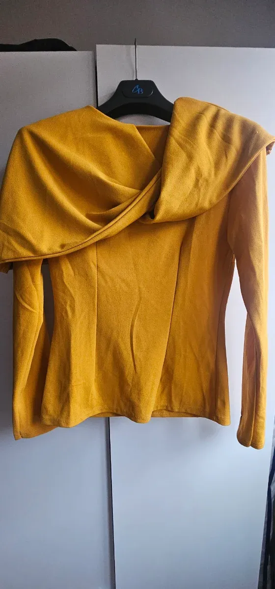 Top amarillo con cuello drapeado