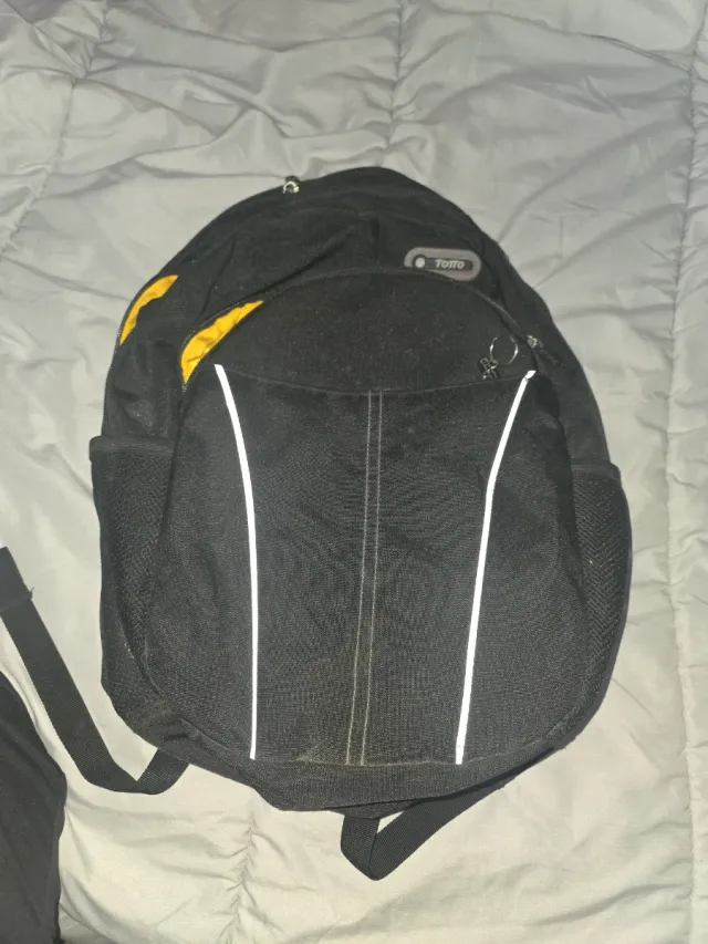 Mochila Totto Negra y Amarilla