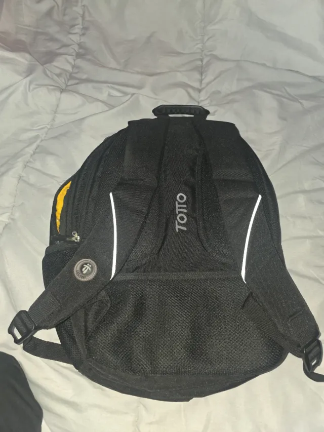 Mochila Totto Negra y Amarilla