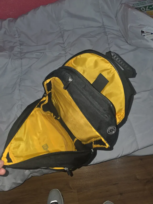 Mochila Totto Negra y Amarilla