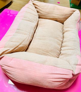 Cama para perros beige y rosa