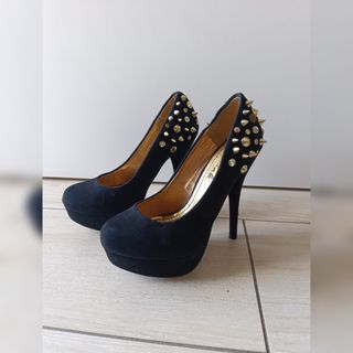Scarpe con tacco nero e borchie oro