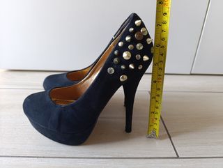 Scarpe con tacco nero e borchie oro