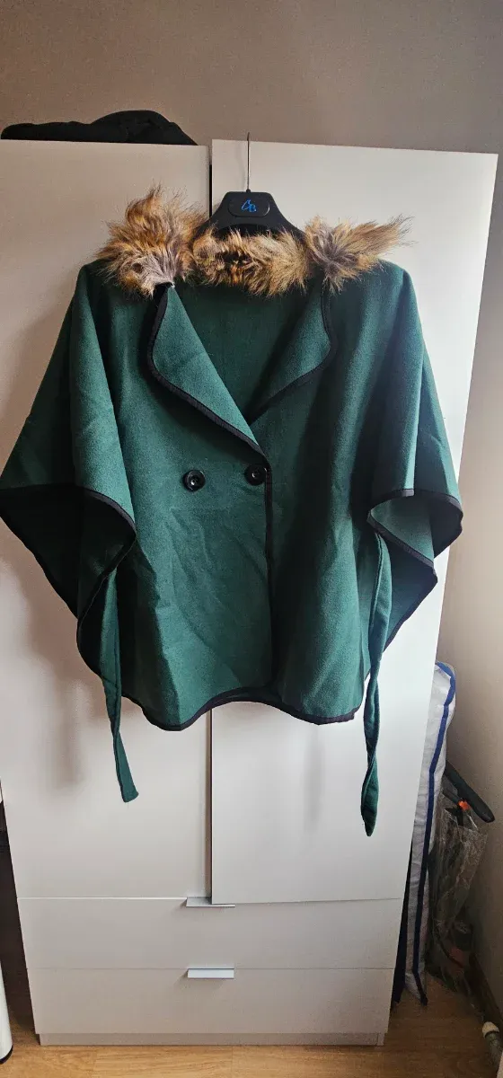 Poncho elegante verde con ribete negro