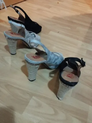 Zapatos de tacón negros y grises