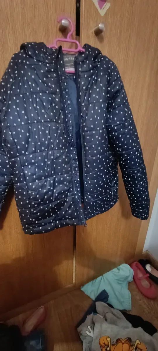 Abrigo niña Primark puntos blancos