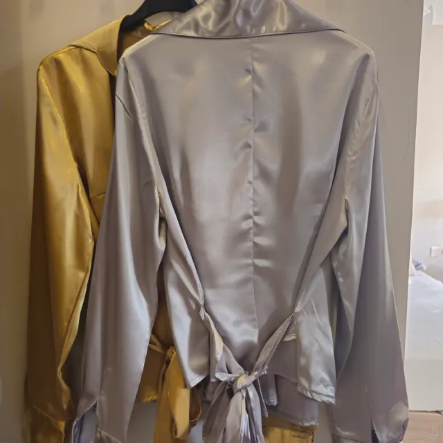 Camisas dorada y plateada