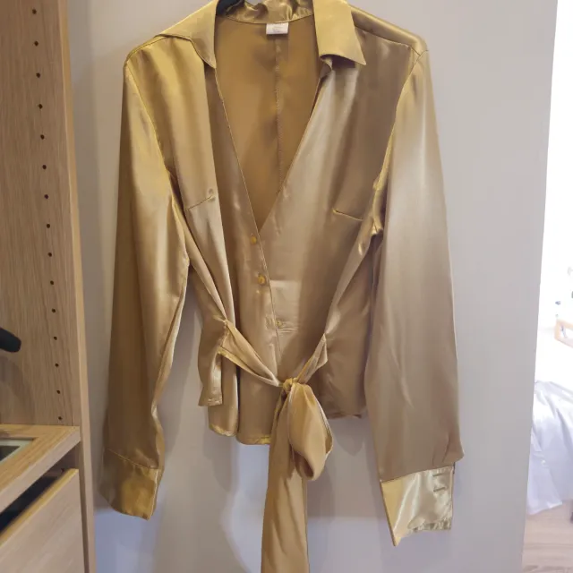 Camisas dorada y plateada