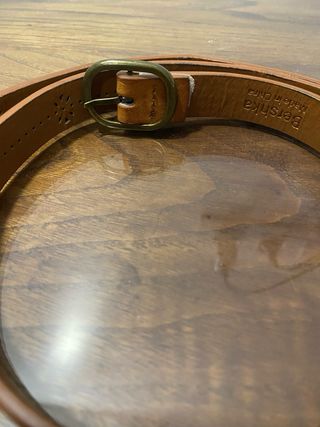 Cinturón marrón con diseño troquelado