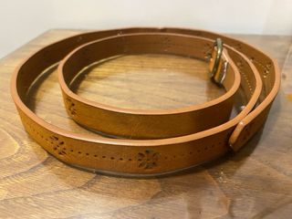 Cinturón marrón con diseño troquelado