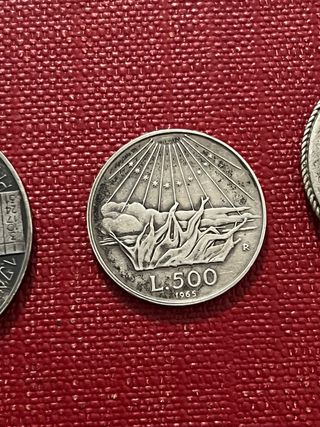 Portachiavi con monete italiane e straniere