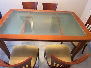 Mesa de comedor con 4 sillas