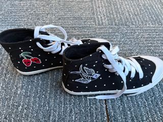 Zapatillas Converse negras con lunares