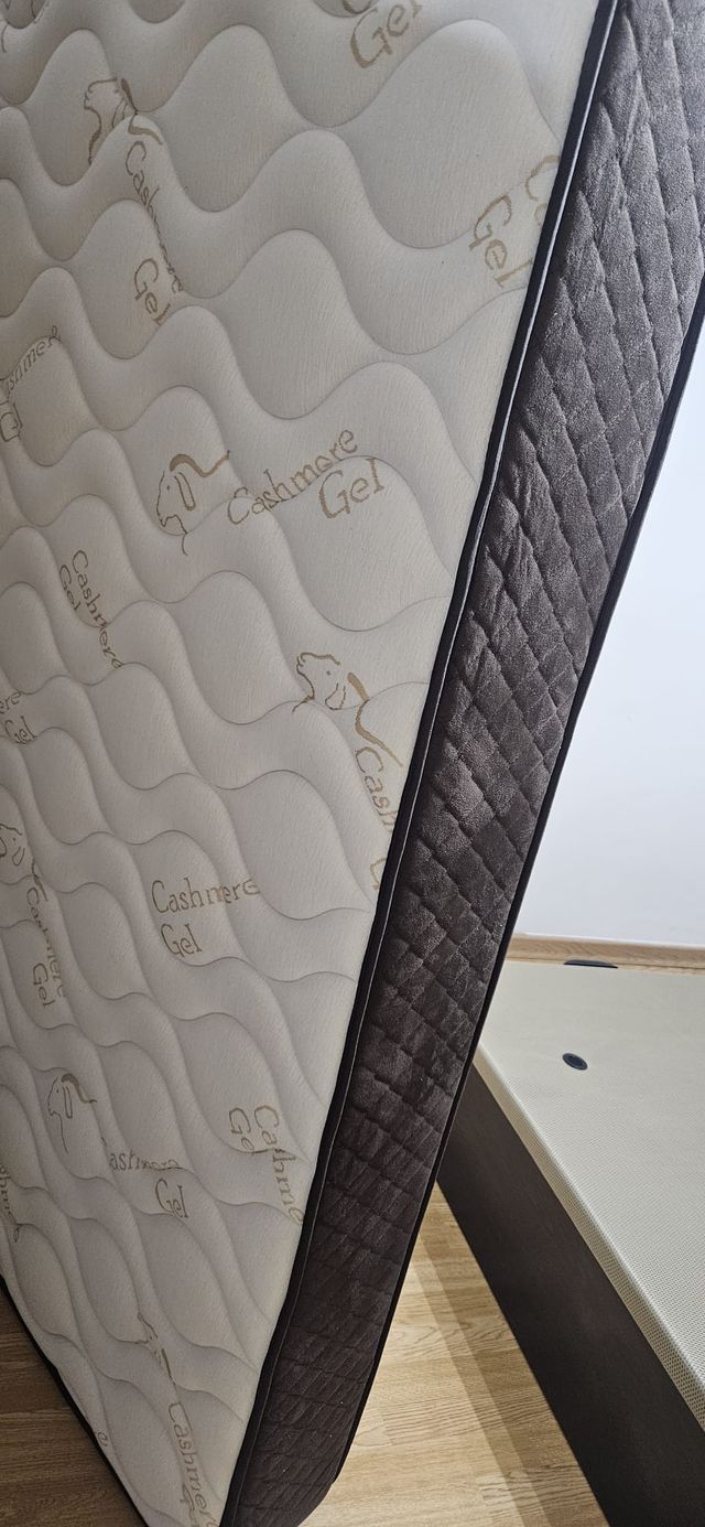 Canapé y colchón de tela y madera