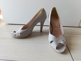 Scarpe chiare con tacco