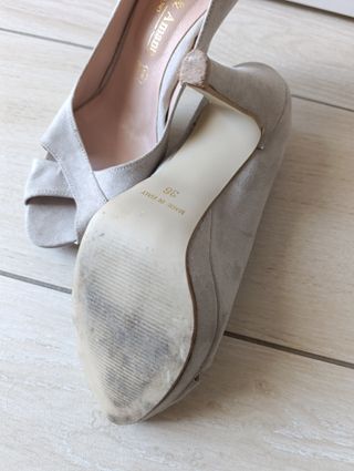 Scarpe chiare con tacco