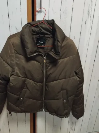 Chaqueta acolchada Bershka verde oliva Talla M