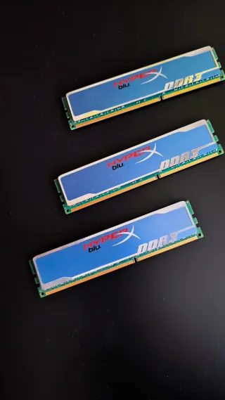 3x Kingston HyperX Blu 4GB DDR3 RAM.
