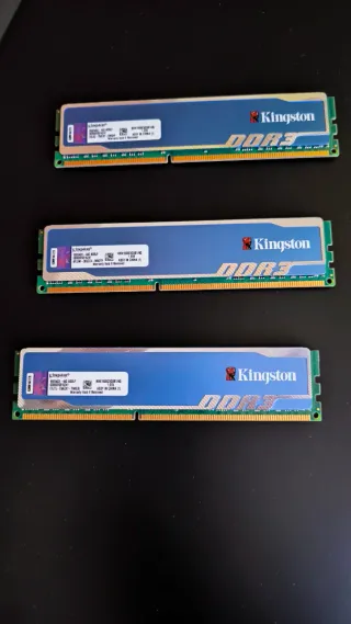 3x Kingston HyperX Blu 4GB DDR3 RAM.
