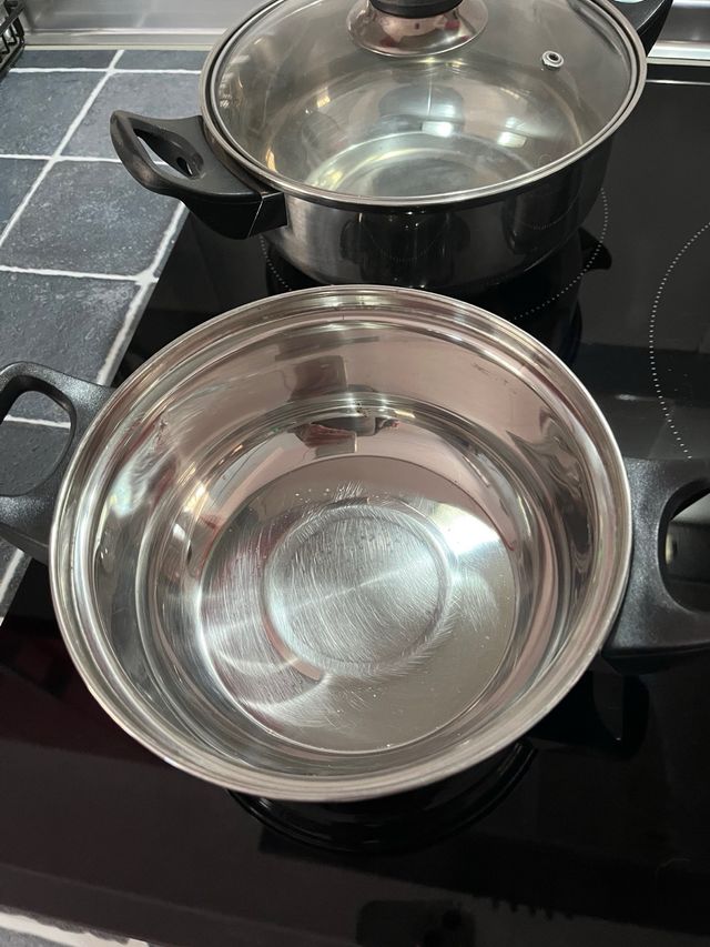 Juego de ollas de metal y cristal