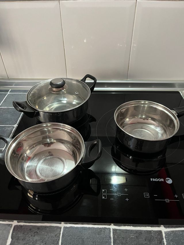 Juego de ollas de metal y cristal