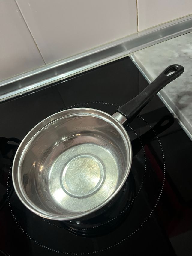 Juego de ollas de metal y cristal