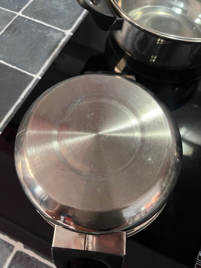 Juego de ollas de metal y cristal