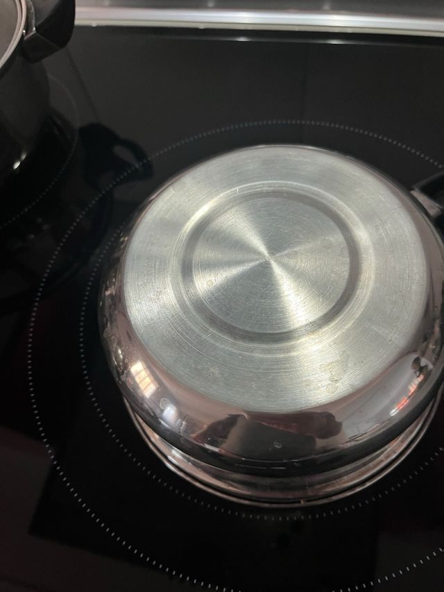 Juego de ollas de metal y cristal