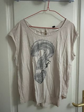Camiseta Desigual con pregunta y lentejuelas