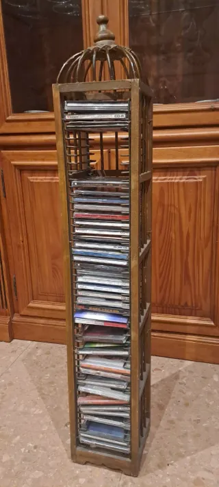 Torre para CDs de madera y metal