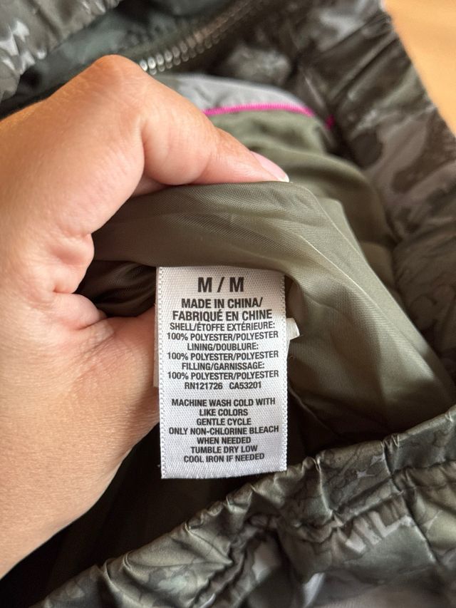 Chaqueta impermeable acolchada verde militar