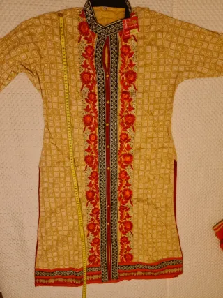 Túnica tipo chilaba, pantalón y pañelo a juego