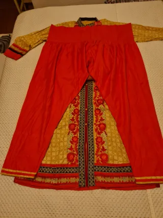 Túnica tipo chilaba, pantalón y pañelo a juego