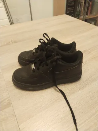 Nike Air Force 1 Niño Talla 35 Negras