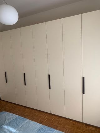 Armadio moderno beige e marrone