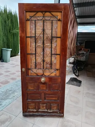 Puerta madera entrada con reja