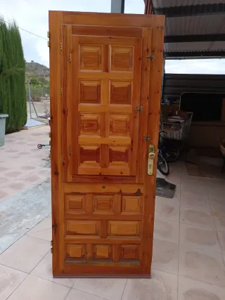 Puerta madera entrada con reja