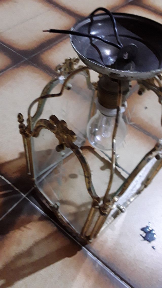 Lámpara antigua de metal y cristal