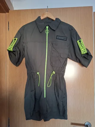 Mono verde militar con cremallera