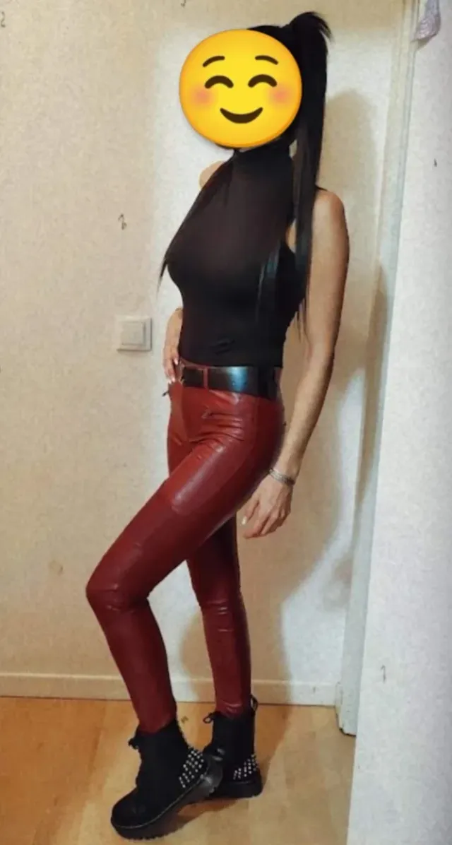 Pantalón polipiel burdeos