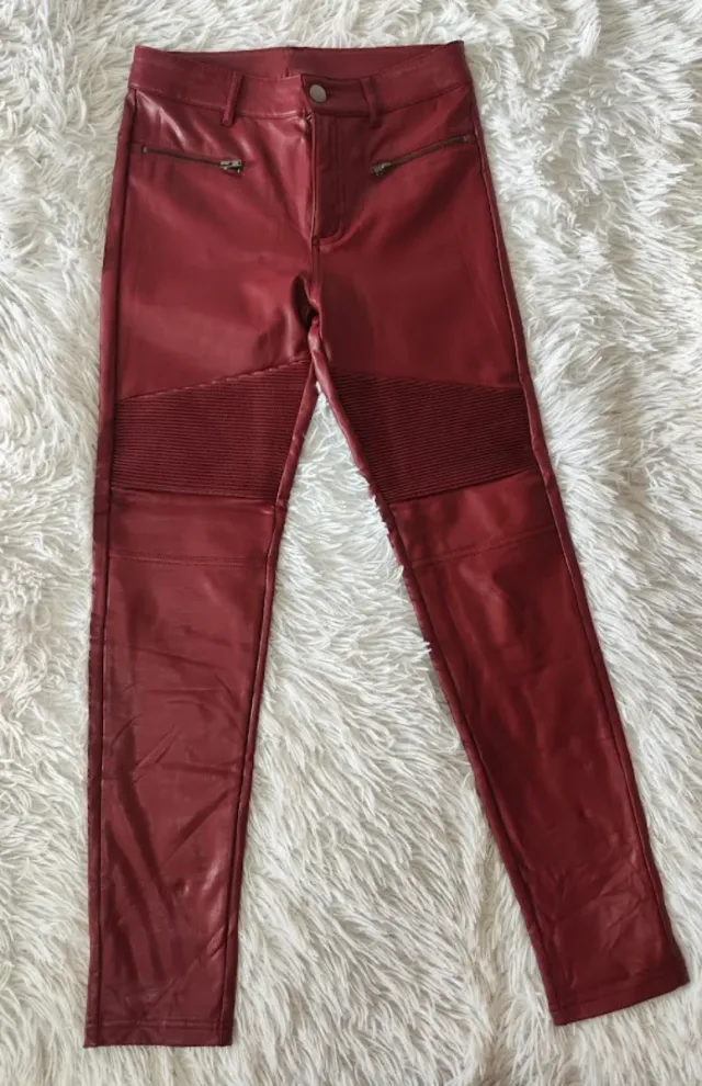 Pantalón polipiel burdeos