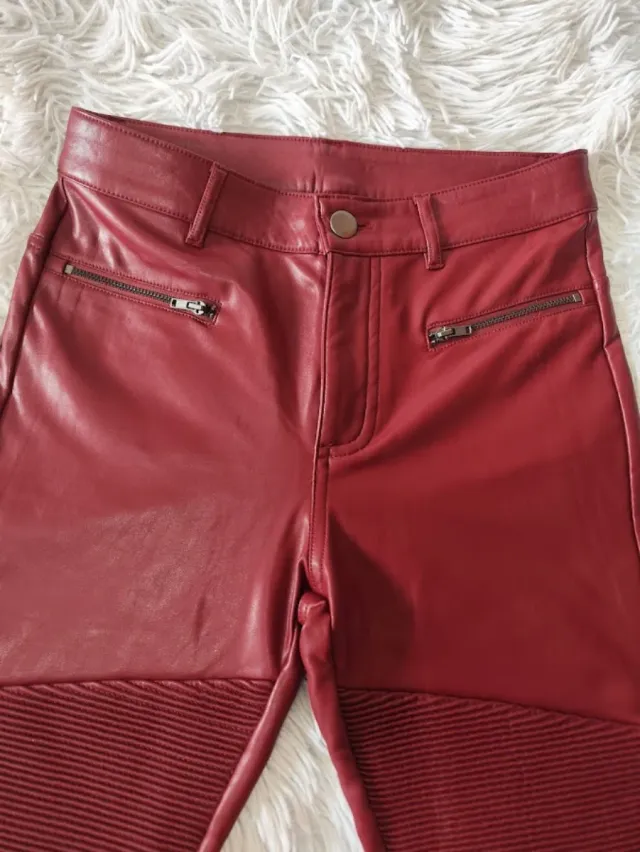 Pantalón polipiel burdeos