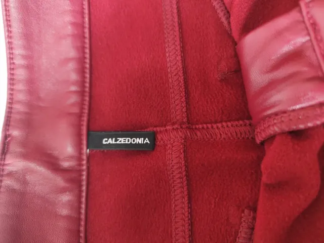 Pantalón polipiel burdeos