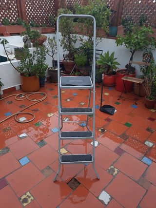 Escalera aluminio 4 peldaños - Madrid centro