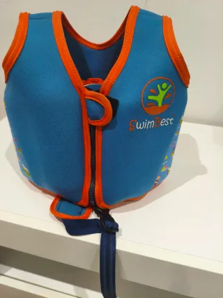 Chaleco salvavidas azul y naranja