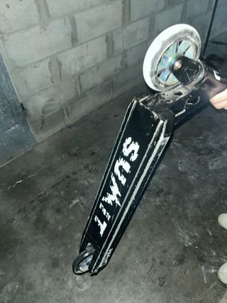 Patín Scooter Negro con ruedas multicolor