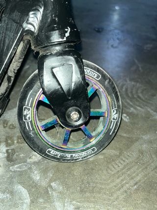 Patín Scooter Negro con ruedas multicolor